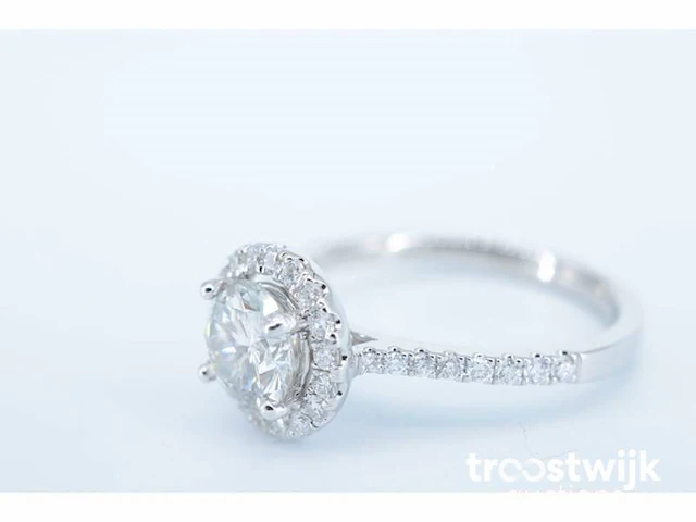 Witgouden entourage ring met centrale diamant van 0.90 carat - afbeelding 3 van  7