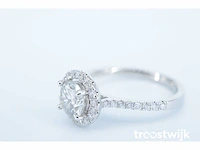 Witgouden entourage ring met centrale diamant van 0.90 carat - afbeelding 3 van  7