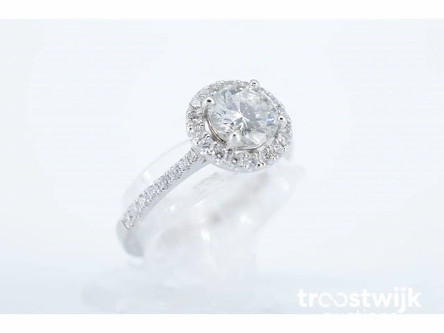 Witgouden entourage ring met centrale diamant van 0.90 carat - afbeelding 4 van  7