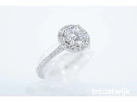 Witgouden entourage ring met centrale diamant van 0.90 carat - afbeelding 4 van  7