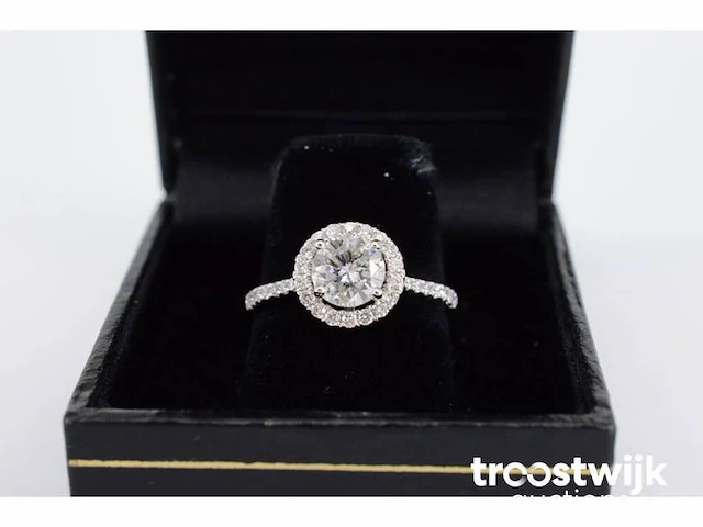 Witgouden entourage ring met centrale diamant van 0.90 carat - afbeelding 5 van  7