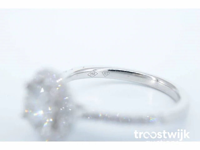 Witgouden entourage ring met centrale diamant van 0.90 carat - afbeelding 7 van  7