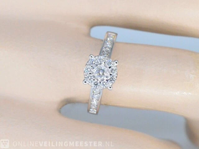 Witgouden entourage ring met diamanten 0.70 carat - afbeelding 2 van  7