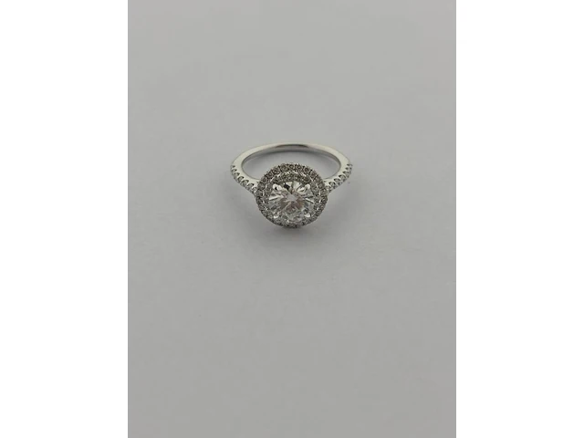 Witgouden entourage ring met diamanten en een briljant - natuurlijk - afbeelding 2 van  9