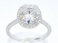 Witgouden entourage ring met diamanten en een gemaakte ovale briljant - afbeelding 1 van  10
