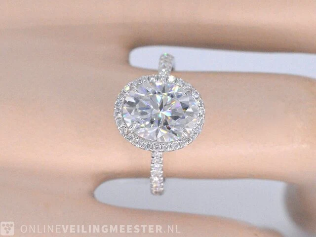 Witgouden entourage ring met diamanten en een gemaakte ovale briljant - afbeelding 3 van  10