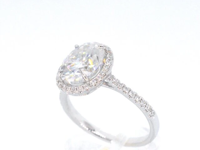Witgouden entourage ring met diamanten en een gemaakte ovale briljant - afbeelding 4 van  10