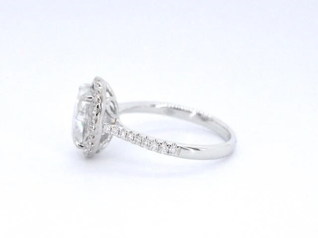 Witgouden entourage ring met diamanten en een gemaakte ovale briljant - afbeelding 6 van  10
