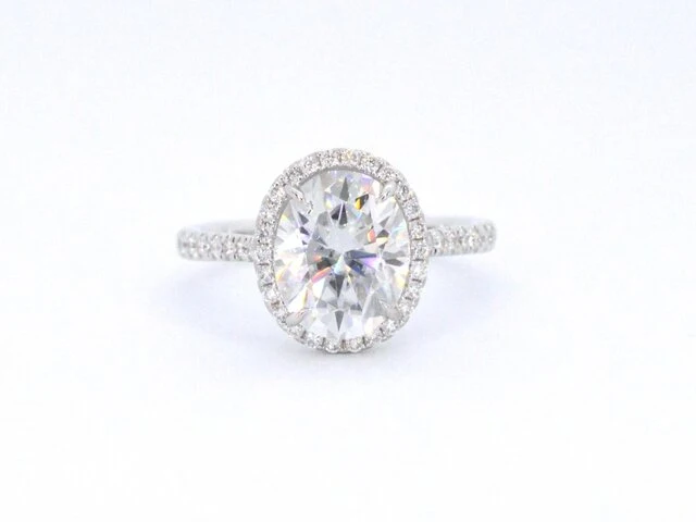 Witgouden entourage ring met diamanten en een gemaakte ovale briljant - afbeelding 7 van  10