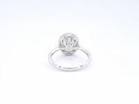 Witgouden entourage ring met diamanten en een gemaakte ovale briljant - afbeelding 8 van  10
