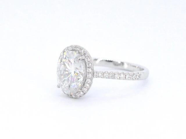 Witgouden entourage ring met diamanten en een gemaakte ovale briljant - afbeelding 9 van  10