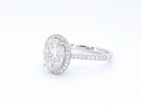 Witgouden entourage ring met diamanten en een gemaakte ovale briljant - afbeelding 9 van  10