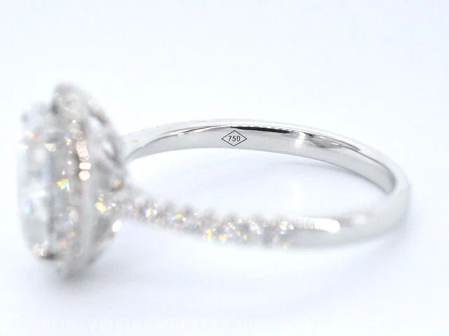 Witgouden entourage ring met diamanten en een gemaakte ovale briljant - afbeelding 10 van  10