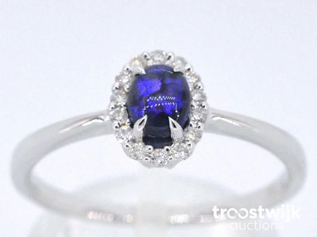 Witgouden entourage ring met diamanten en natuurlijke opaal - afbeelding 1 van  10