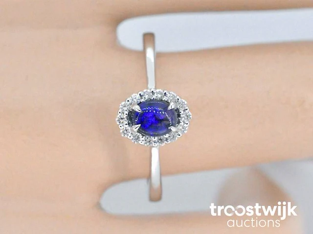 Witgouden entourage ring met diamanten en natuurlijke opaal - afbeelding 3 van  10
