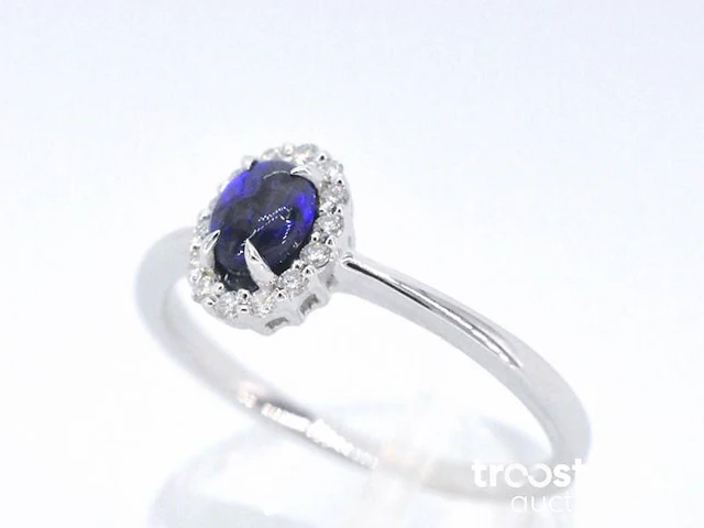 Witgouden entourage ring met diamanten en natuurlijke opaal - afbeelding 4 van  10