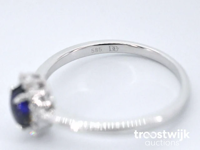 Witgouden entourage ring met diamanten en natuurlijke opaal - afbeelding 10 van  10
