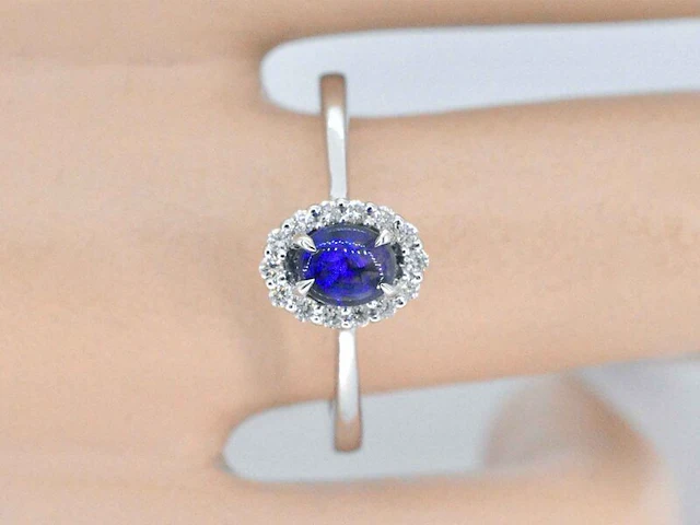 Witgouden entourage ring met diamanten en natuurlijke opaal - afbeelding 2 van  10