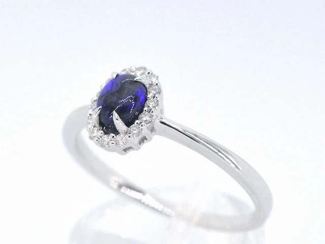Witgouden entourage ring met diamanten en natuurlijke opaal - afbeelding 3 van  10