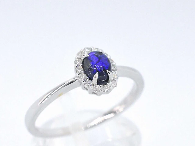 Witgouden entourage ring met diamanten en natuurlijke opaal - afbeelding 4 van  10