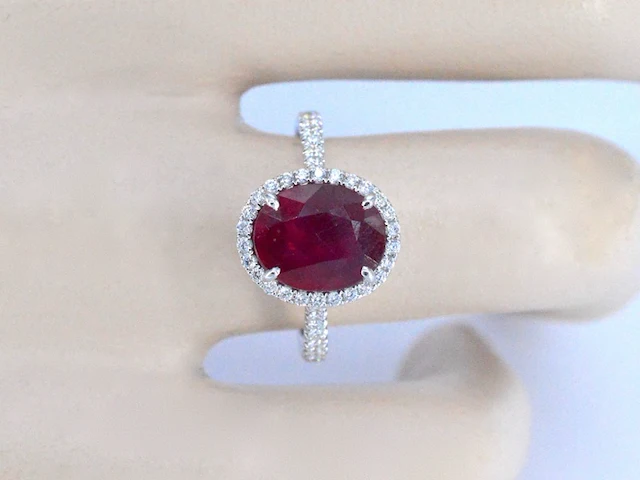Witgouden entourage ring met diamanten en robijn - afbeelding 2 van  9