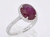 Witgouden entourage ring met diamanten en robijn - afbeelding 5 van  9
