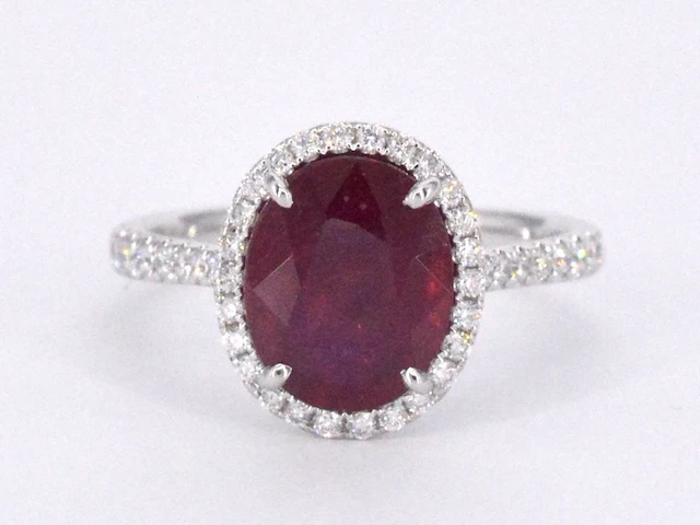 Witgouden entourage ring met diamanten en robijn - afbeelding 6 van  9