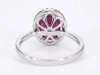 Witgouden entourage ring met diamanten en robijn - afbeelding 7 van  9