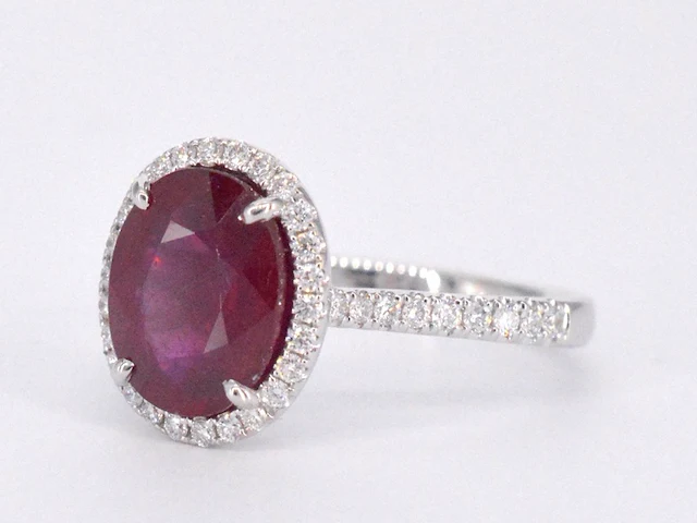 Witgouden entourage ring met diamanten en robijn - afbeelding 8 van  9