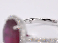 Witgouden entourage ring met diamanten en robijn - afbeelding 9 van  9