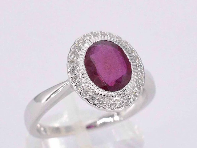 Witgouden entourage ring met diamanten en robijn - afbeelding 1 van  8