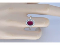 Witgouden entourage ring met diamanten en robijn - afbeelding 2 van  8