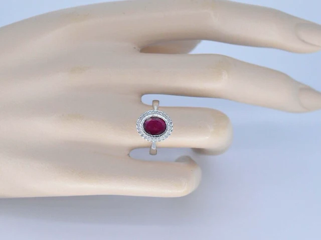 Witgouden entourage ring met diamanten en robijn - afbeelding 3 van  8