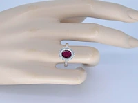 Witgouden entourage ring met diamanten en robijn - afbeelding 3 van  8