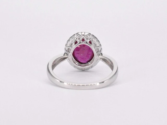 Witgouden entourage ring met diamanten en robijn - afbeelding 4 van  8