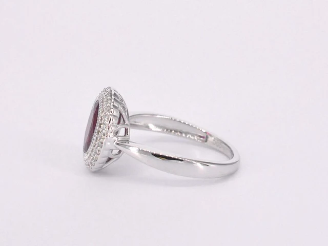 Witgouden entourage ring met diamanten en robijn - afbeelding 5 van  8