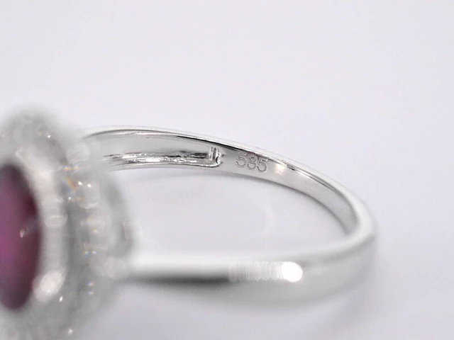 Witgouden entourage ring met diamanten en robijn - afbeelding 6 van  8
