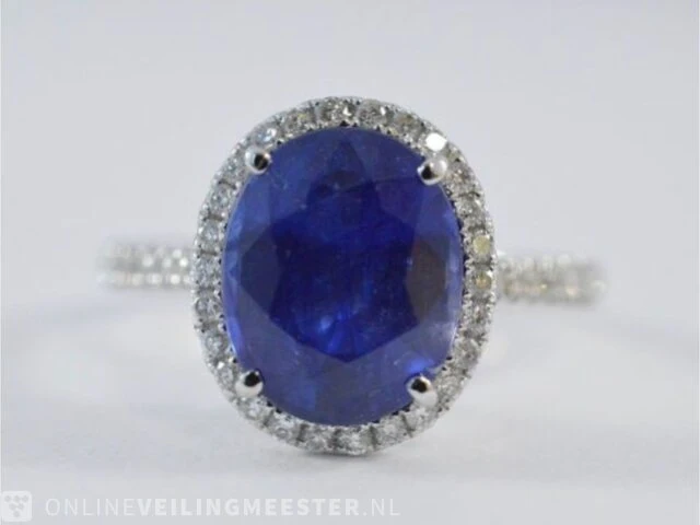 Witgouden entourage ring met diamanten en saffier - afbeelding 1 van  7