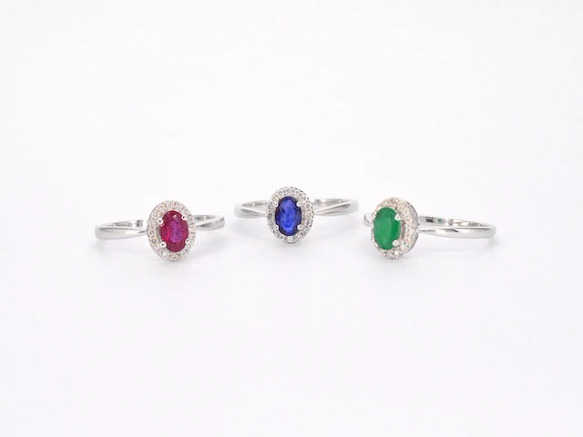 Witgouden entourage ring met diamanten en saffier - afbeelding 2 van  12