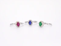 Witgouden entourage ring met diamanten en saffier - afbeelding 2 van  12