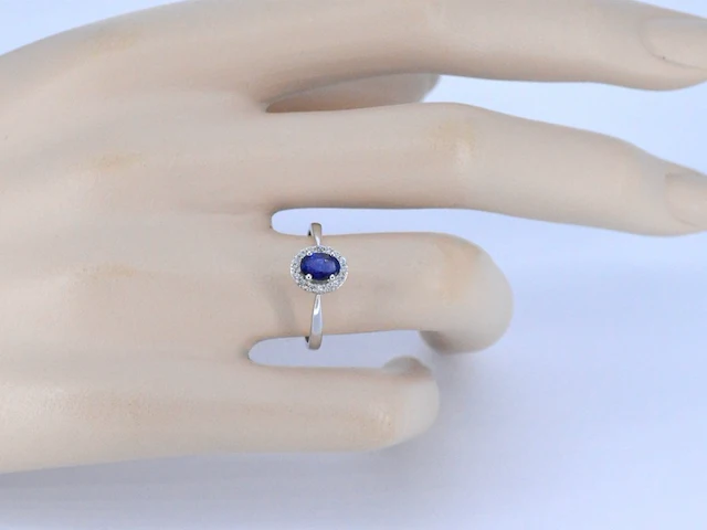 Witgouden entourage ring met diamanten en saffier - afbeelding 6 van  12