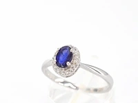 Witgouden entourage ring met diamanten en saffier - afbeelding 7 van  12