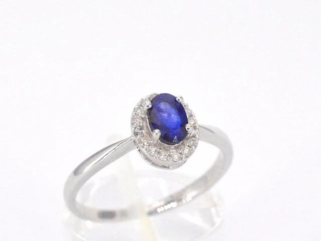 Witgouden entourage ring met diamanten en saffier - afbeelding 8 van  12