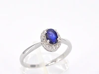Witgouden entourage ring met diamanten en saffier - afbeelding 8 van  12