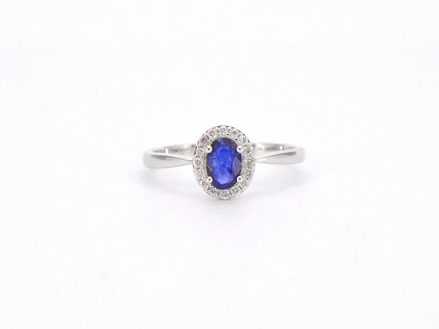 Witgouden entourage ring met diamanten en saffier - afbeelding 9 van  12