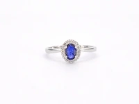 Witgouden entourage ring met diamanten en saffier - afbeelding 9 van  12