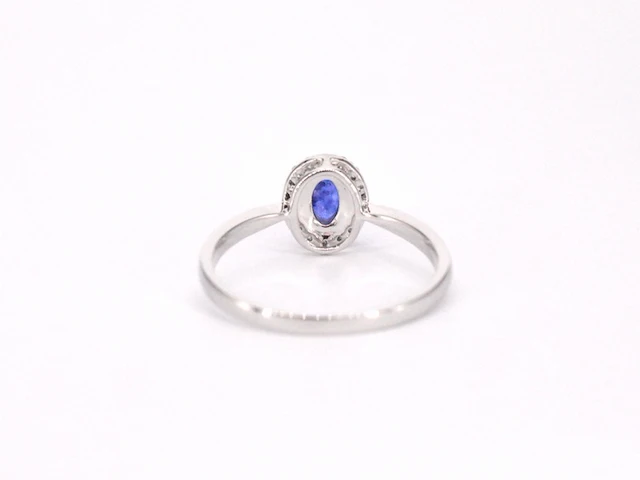 Witgouden entourage ring met diamanten en saffier - afbeelding 10 van  12