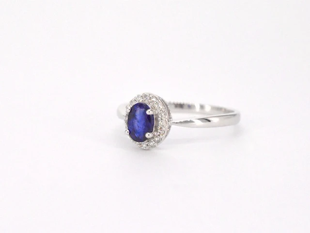 Witgouden entourage ring met diamanten en saffier - afbeelding 11 van  12