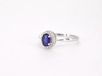 Witgouden entourage ring met diamanten en saffier - afbeelding 11 van  12