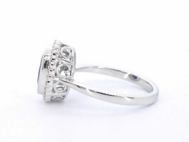 Witgouden entourage ring met diamanten en saffier - afbeelding 7 van  11